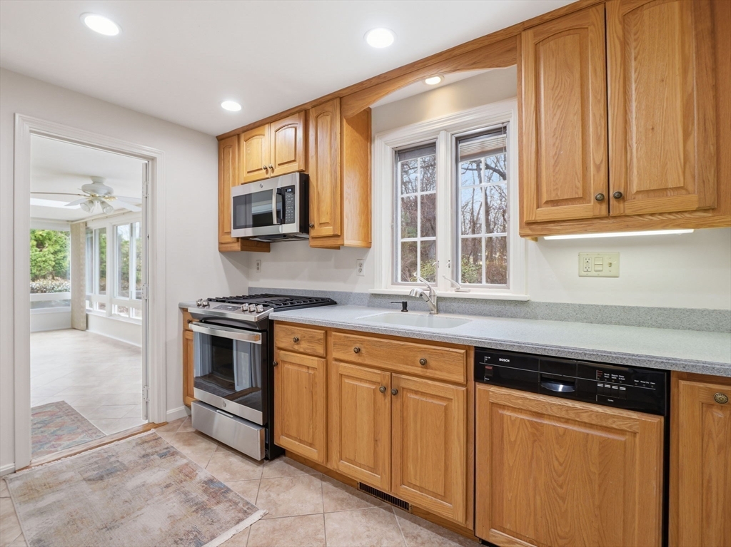 8 Monument Hill Road Chelmsford, MA 01824 - Photo 10 of 40