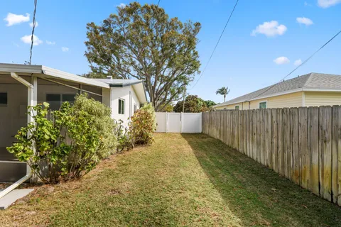 a view of a house with backyard and garden