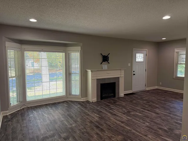 $179,500 | 4221 Southwest 17th Street, Topeka, KS 66604