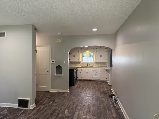 $179,500 | 4221 Southwest 17th Street, Topeka, KS 66604