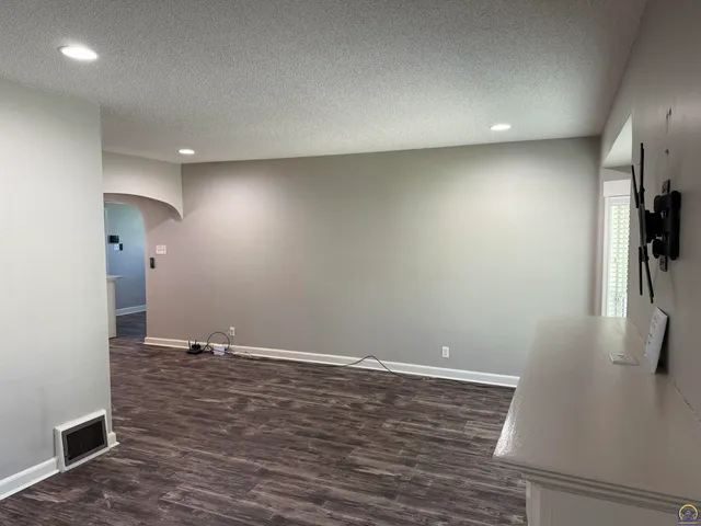 $179,500 | 4221 Southwest 17th Street, Topeka, KS 66604