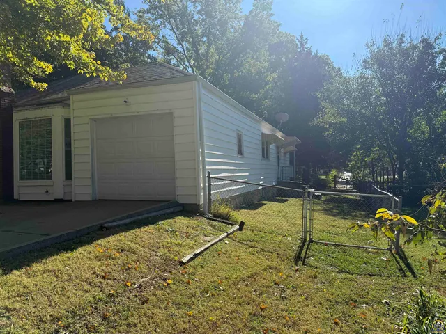 $179,500 | 4221 Southwest 17th Street, Topeka, KS 66604