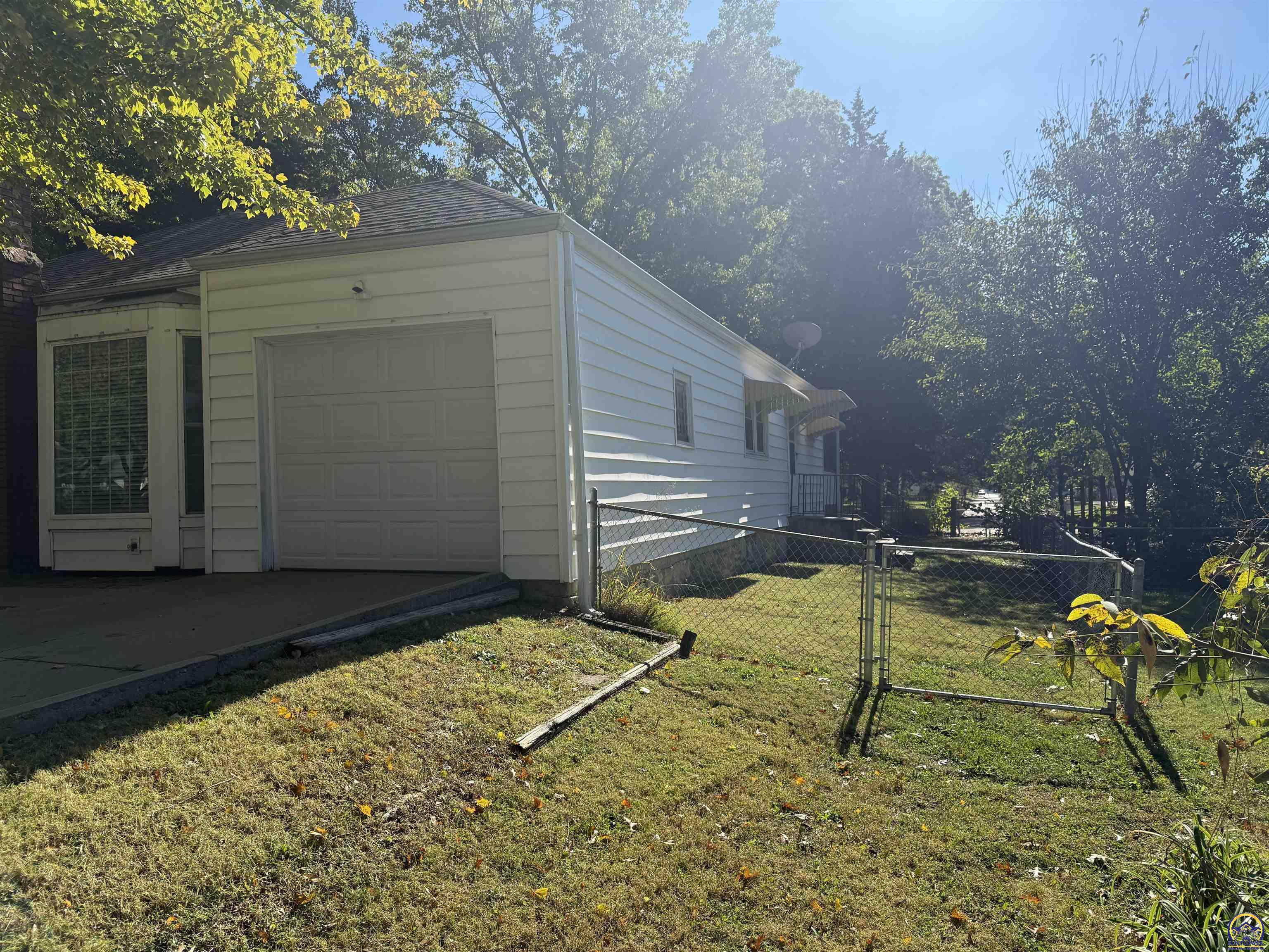 4221 Southwest 17th Street Topeka, KS 66604 - Photo 7 of 72