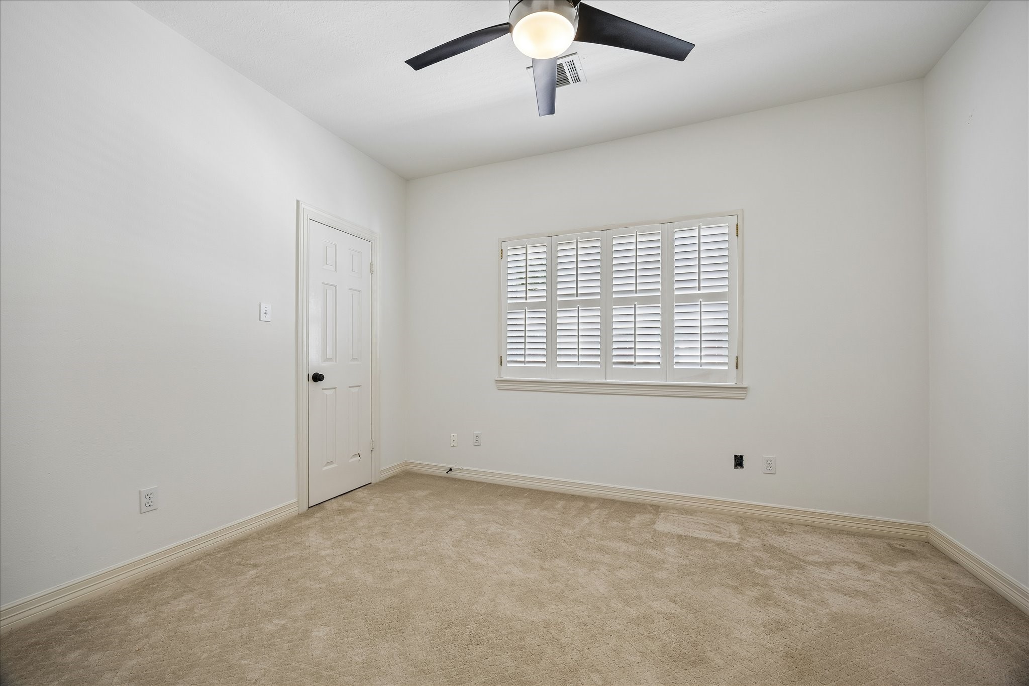4131 Sunset Boulevard Houston, TX 77005 - Photo 27 of 38 an empty room with a window and a fan