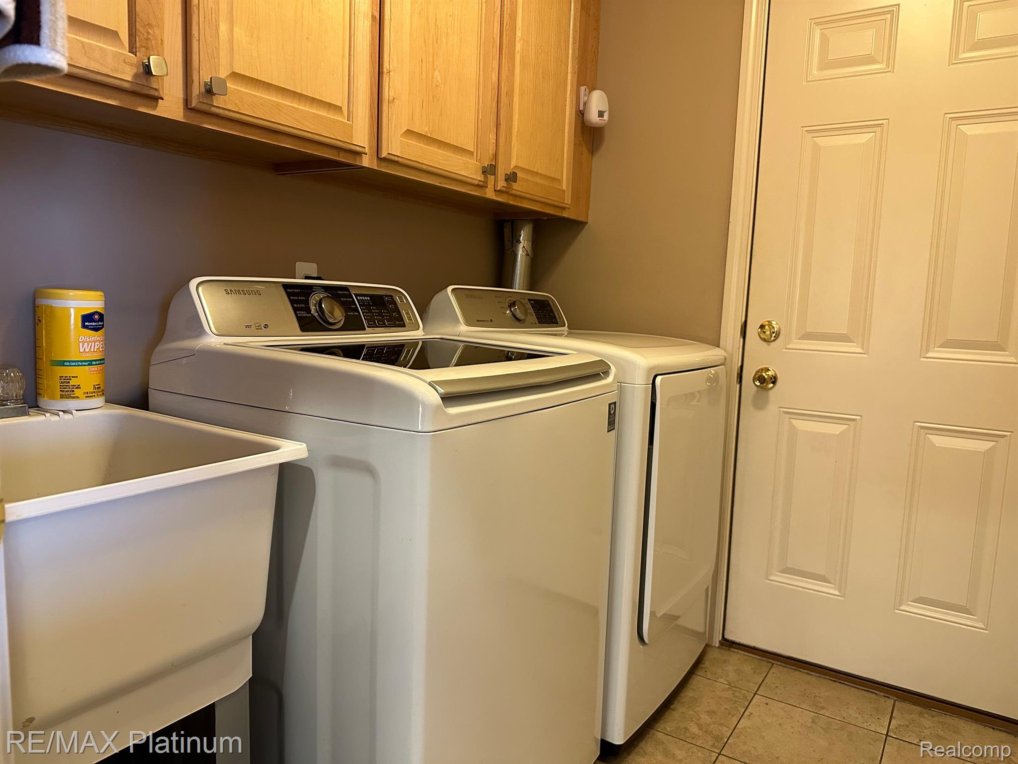813 Chelsea Ridge Court, Unit 5 Howell, MI 48843 - Photo 24 of 31 Main Level Laundry