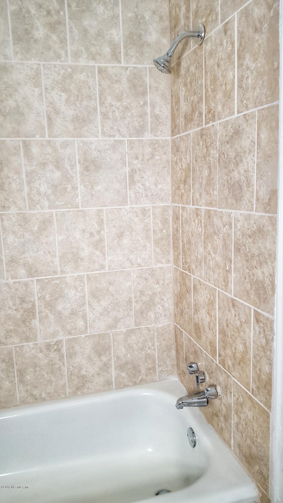 5627 Verbena Road Jacksonville, FL 32209 - Photo 21 of 23 a bathroom with a bathtub