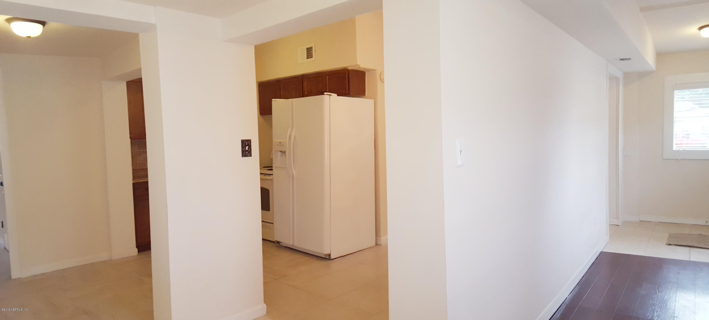 5627 Verbena Road Jacksonville, FL 32209 - Photo 9 of 23 a view of closet