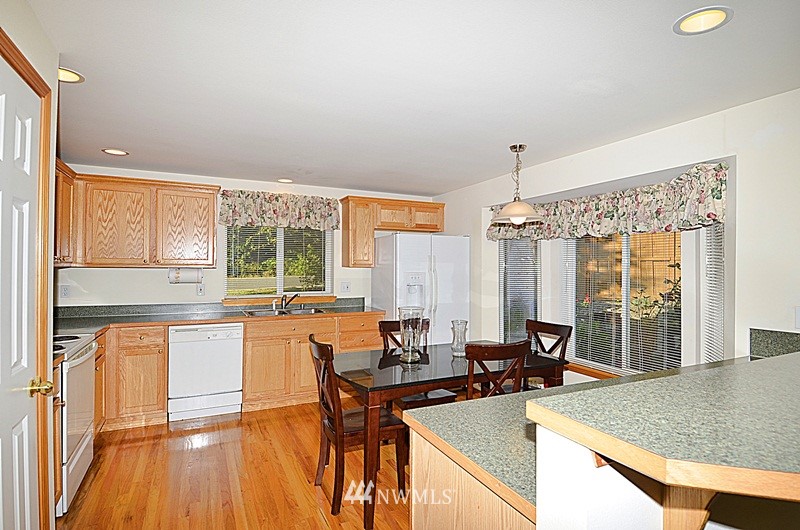 252 Shadow Place Southeast Renton, WA 98059 - Photo 6 of 15