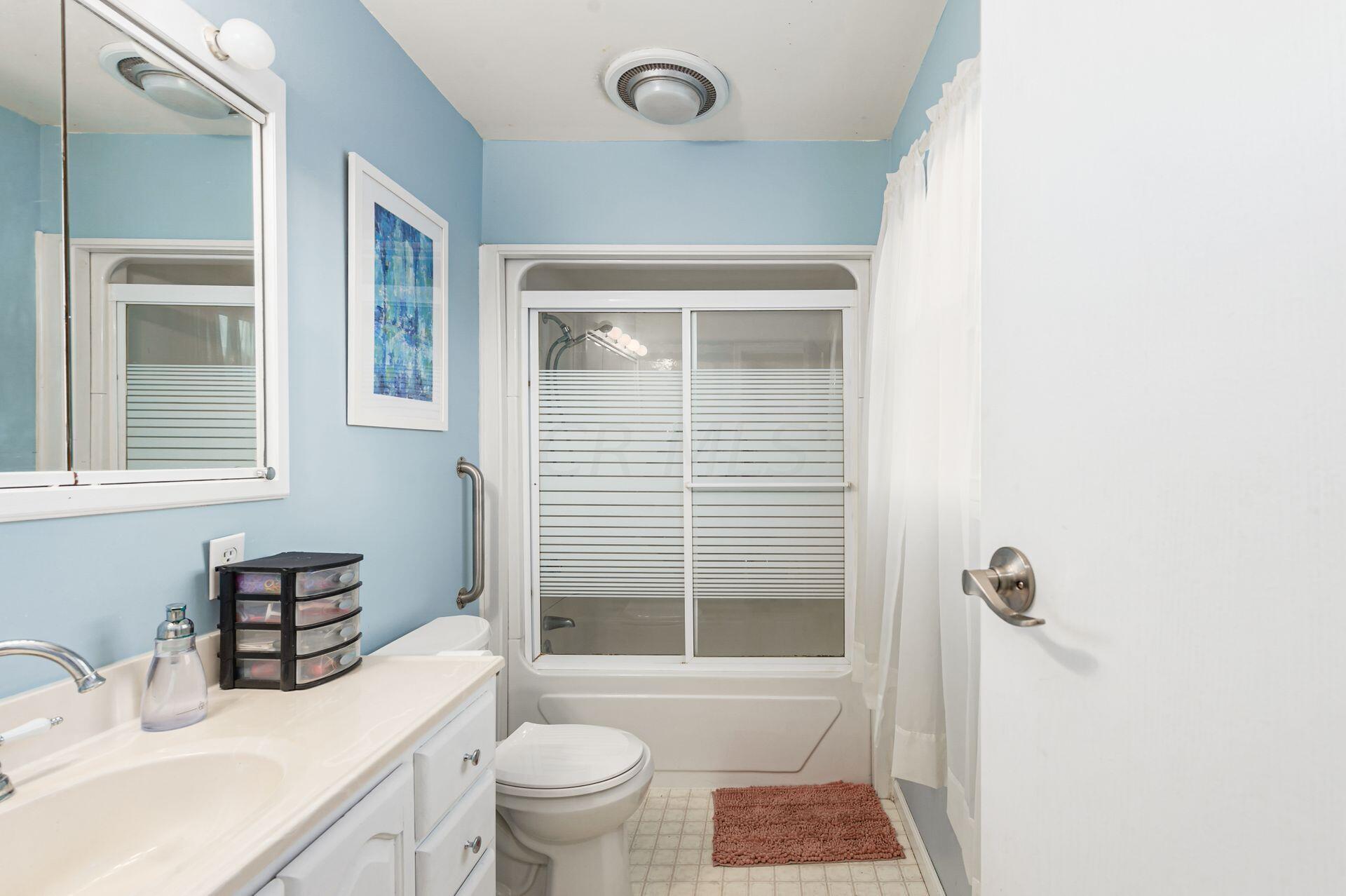 5140 Edgeview Road Columbus, OH 43207 - Photo 19 of 39 2nd floor bath