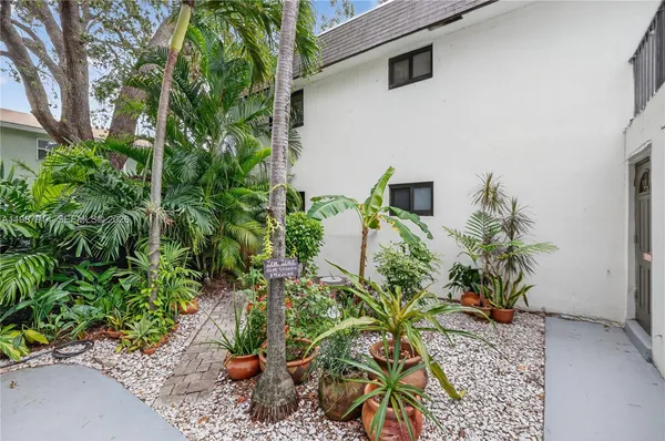 $2,300 | 615 Northeast 26th Street, Unit 2, Wilton Manors, FL 33305