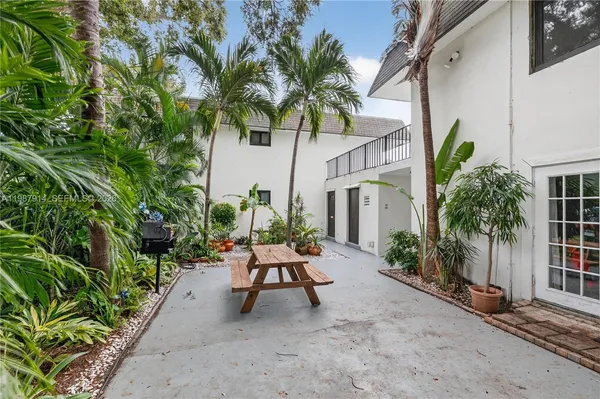 $2,300 | 615 Northeast 26th Street, Unit 2, Wilton Manors, FL 33305