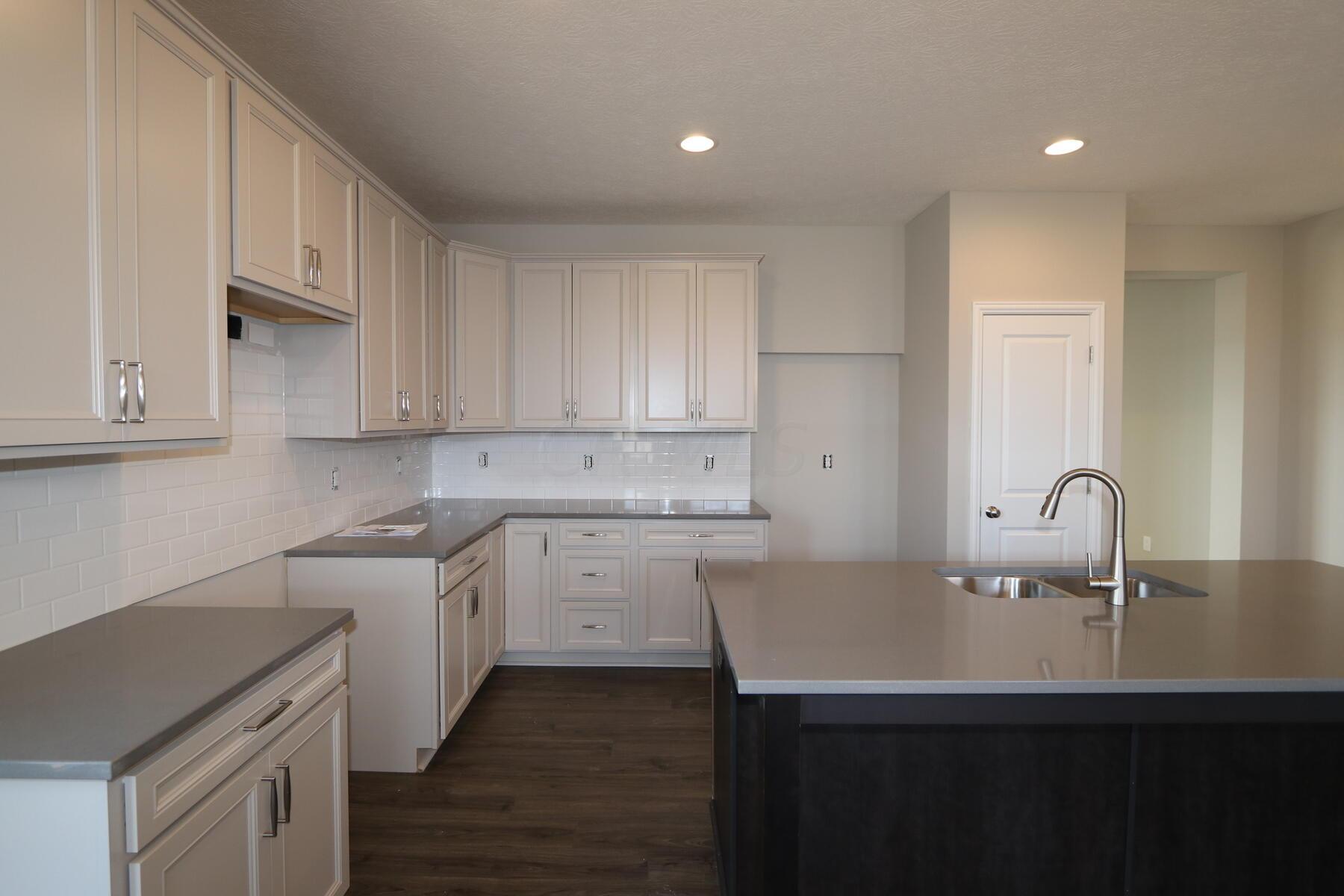 8102 Marilyn Road Reynoldsburg, OH 43068 - Photo 4 of 17 Kitchen