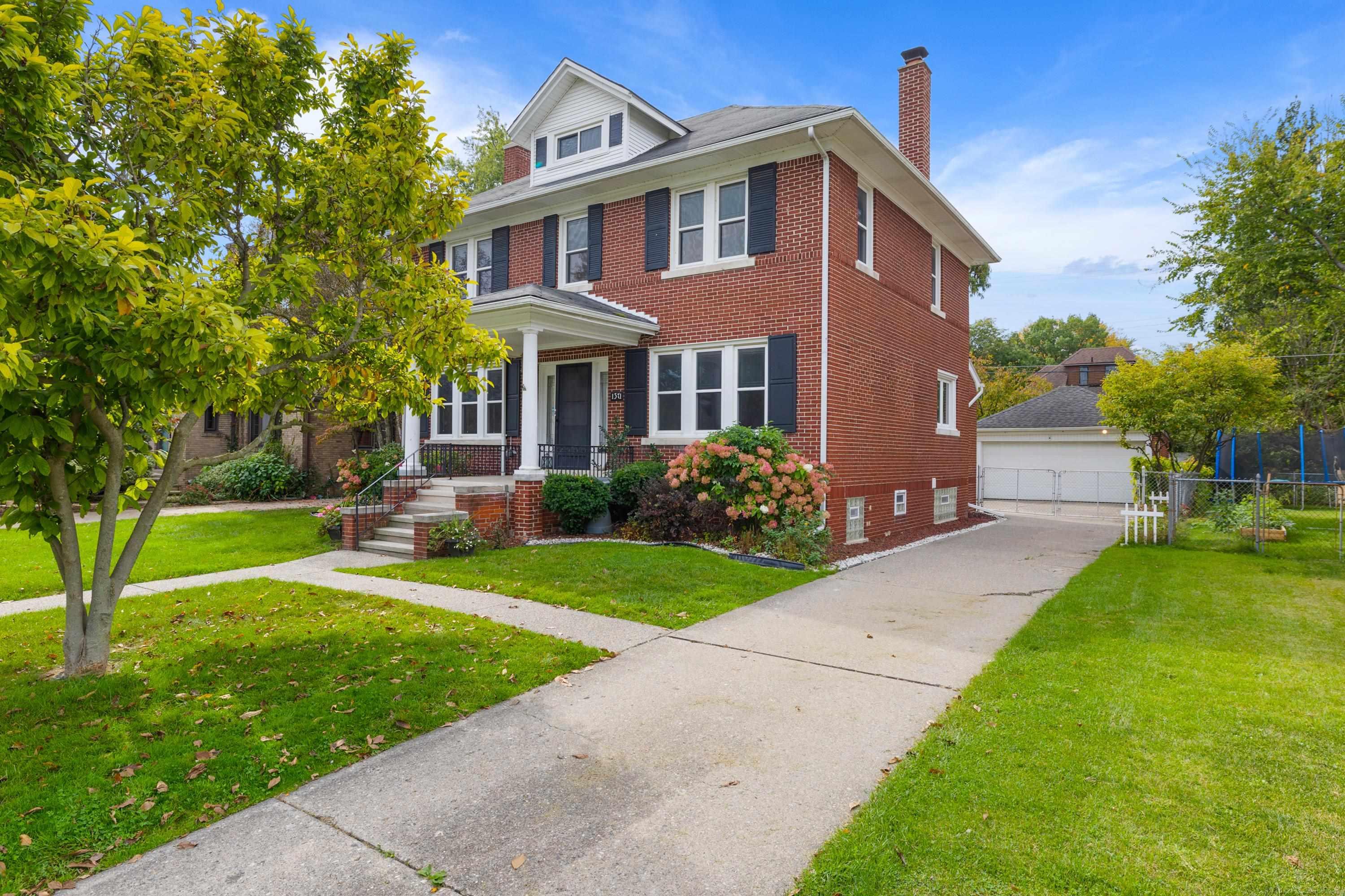 1371 Bedford Road Grosse Pointe, MI 48230 - Photo 39 of 44 50124154-40.JPG