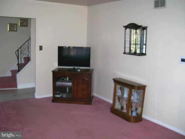 743 Deerfield Road Warminster, PA 18974 - Photo 6 of 23 Living Room