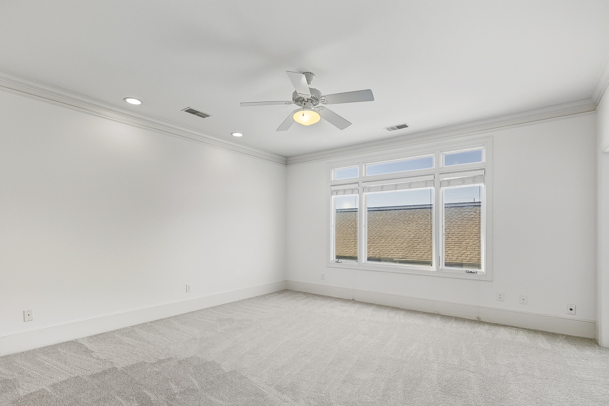 555 South Front Street Memphis, TN 38103 - Photo 22 of 31 an empty room with chandelier fan and windows