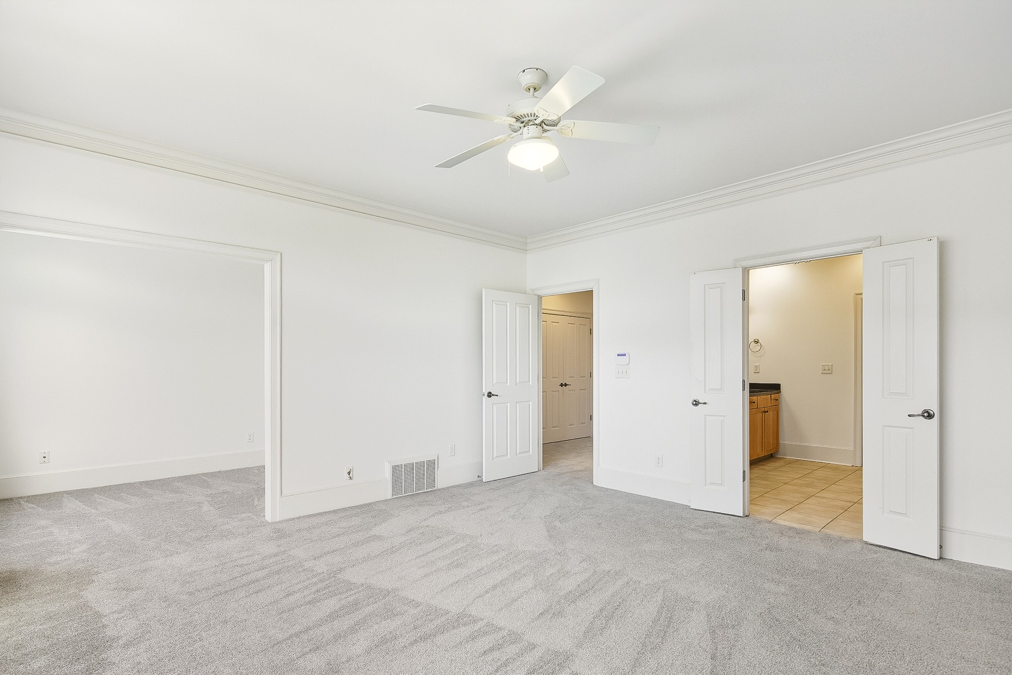 555 South Front Street Memphis, TN 38103 - Photo 23 of 31 a view of a livingroom with a ceiling fan