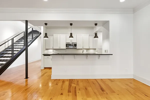 a view of entryway and kitchen