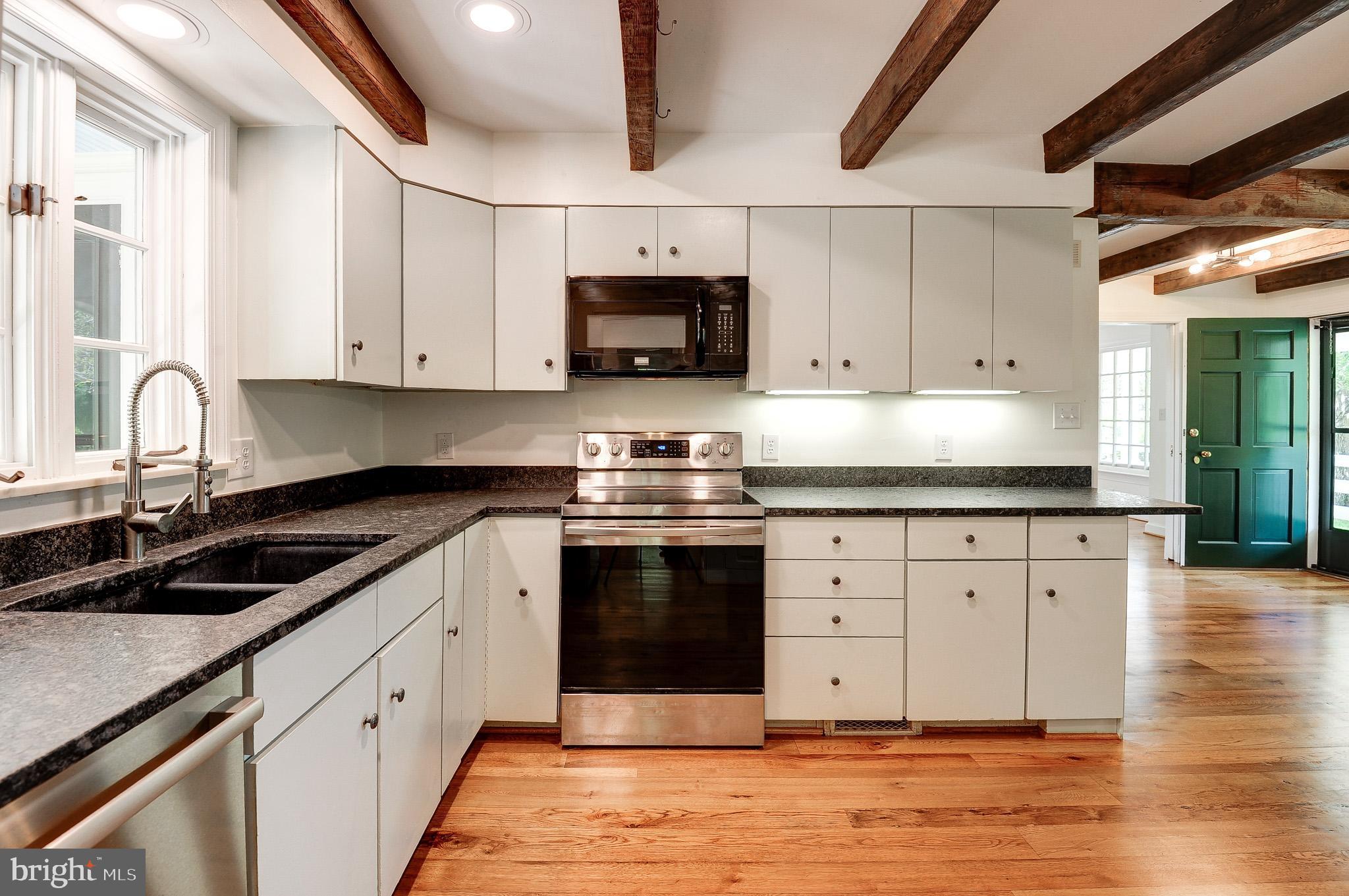 20760 Unison Road Round Hill, VA 20141 - Photo 6 of 47 Kitchen with modern appliances