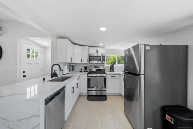 $800 | 1730 Vista Del Valle Boulevard, Unit 1 ROOM FOR RENT IN 3 BR HOUSE, El Cajon, CA 92019