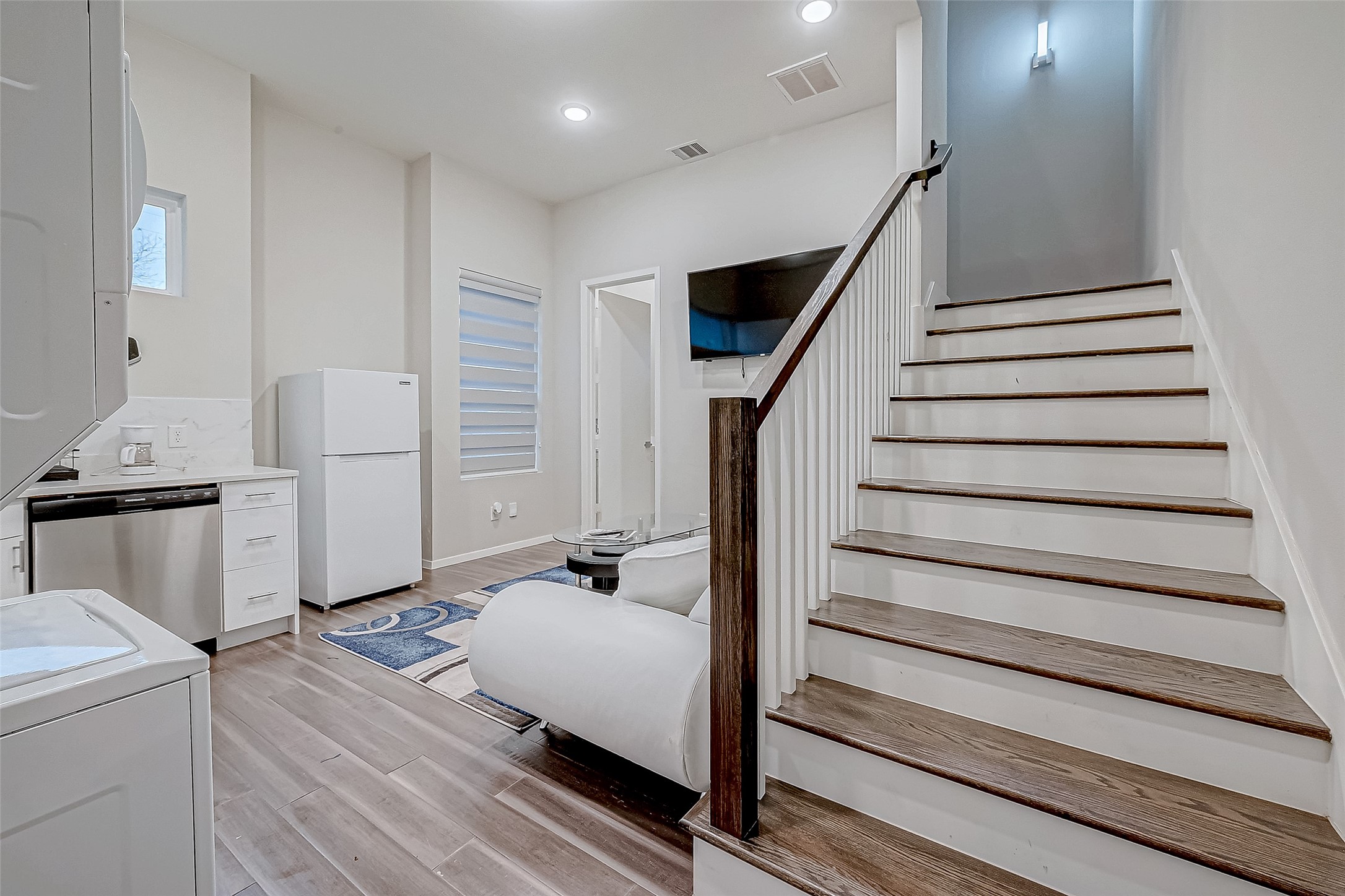 5722 Cullen Boulevard, Unit A Houston, TX 77021 - Photo 4 of 16 Modern design with high ceilings