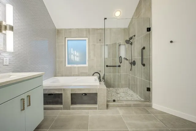 an empty room with fan and a ceiling fan