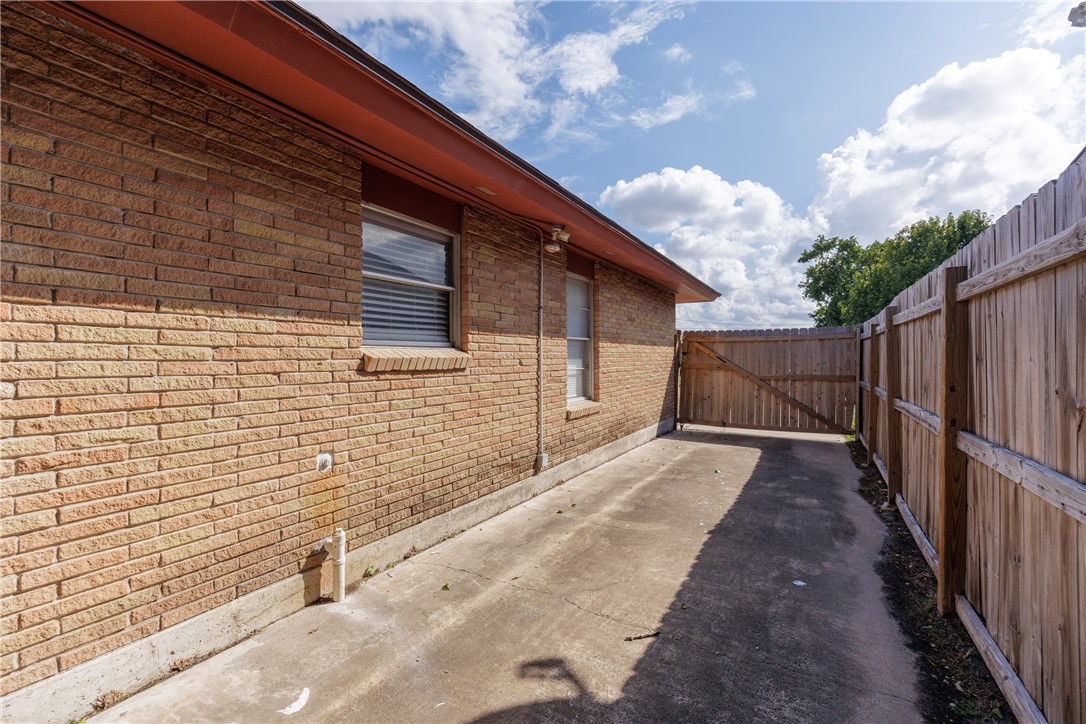 4122 Barnes Street Corpus Christi, TX 78411 - Photo 30 of 39 a backyard of a house