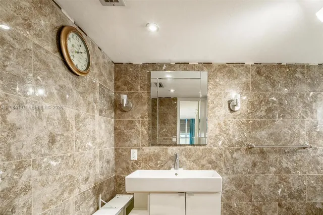 $220,000 | 1750 Northeast 191st Street, Unit 7001, Miami, FL 33179