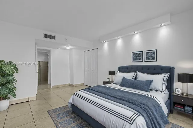 $220,000 | 1750 Northeast 191st Street, Unit 7001, Miami, FL 33179