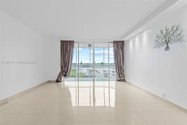$220,000 | 1750 Northeast 191st Street, Unit 7001, Miami, FL 33179