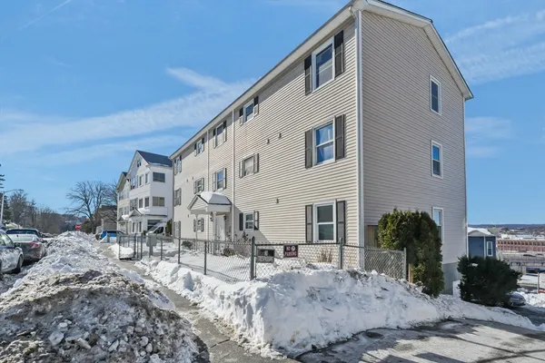 $248,000 | 172 Perry Avenue, Unit 1A, Worcester, MA 01610