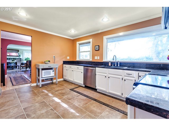 12546 Southwest Lesser Road Portland, OR 97219 - Photo 8 of 23 Gallery Image 8