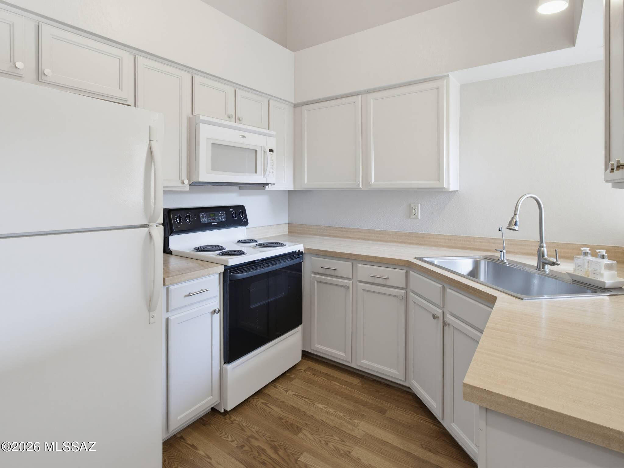 2178 North Pantano Road, Unit 229 Tucson, AZ 85715 - Photo 8 of 22 kitchen-3