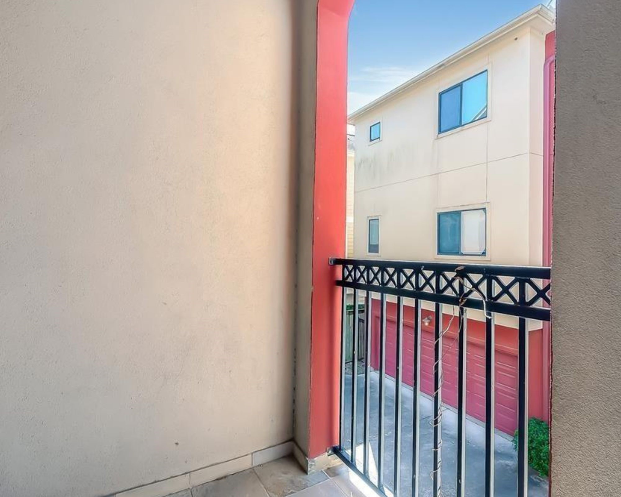 404 Parker Street Houston, TX 77007 - Photo 11 of 20 Balcony on Second Level