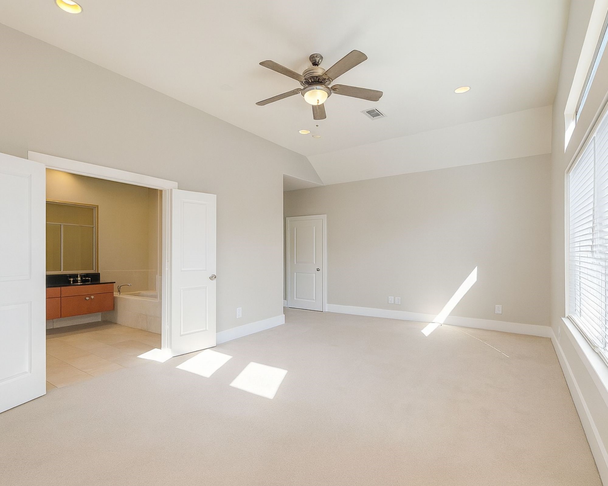 404 Parker Street Houston, TX 77007 - Photo 17 of 20 Primary Room on third Level