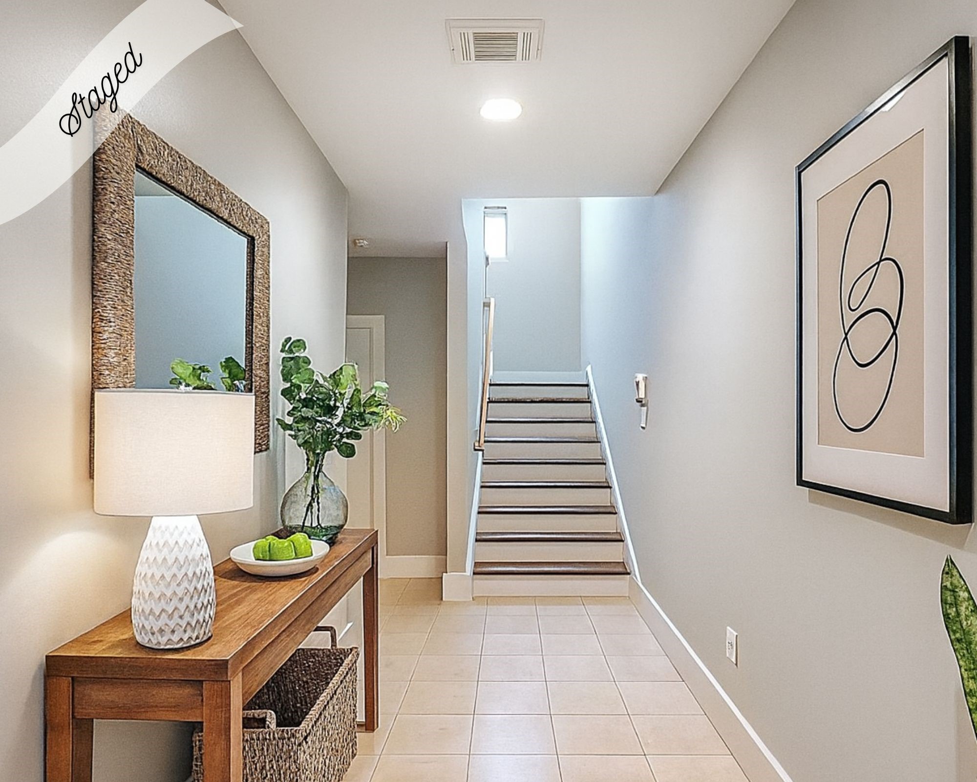 404 Parker Street Houston, TX 77007 - Photo 4 of 20 Staged Entry Hallway
