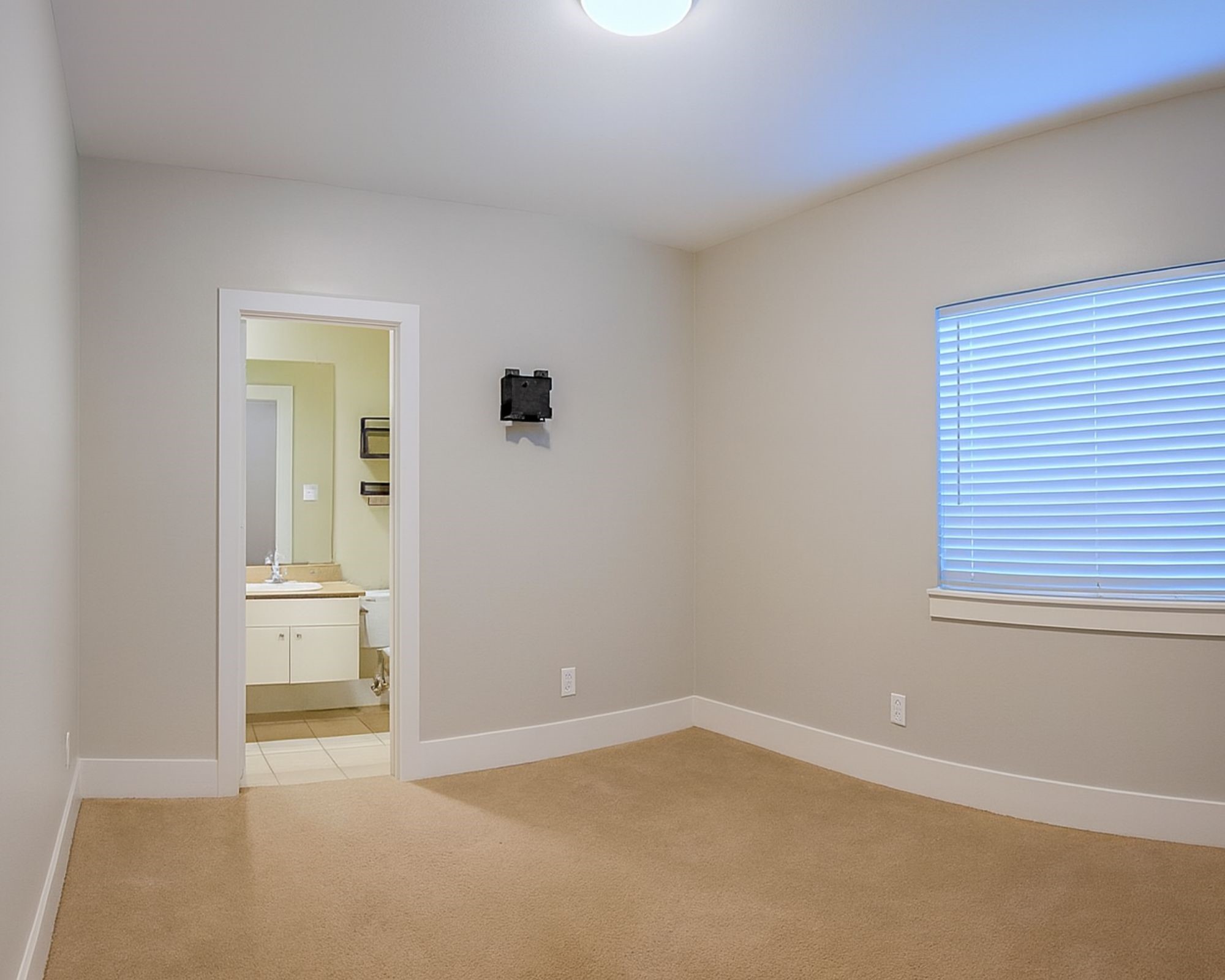 404 Parker Street Houston, TX 77007 - Photo 6 of 20 First Level Bedroom with full bathroom