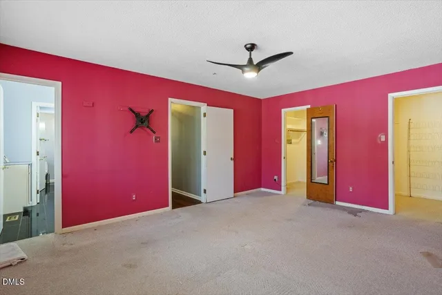 a view of empty room with a ceiling fan