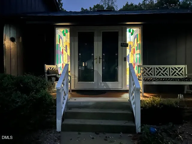a view of entryway with garden