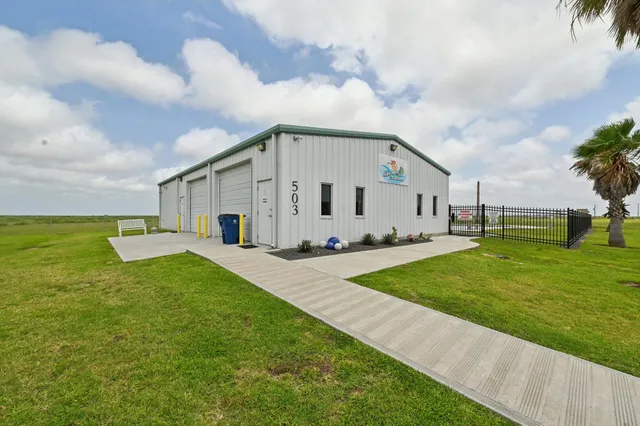 a view of backyard with garden