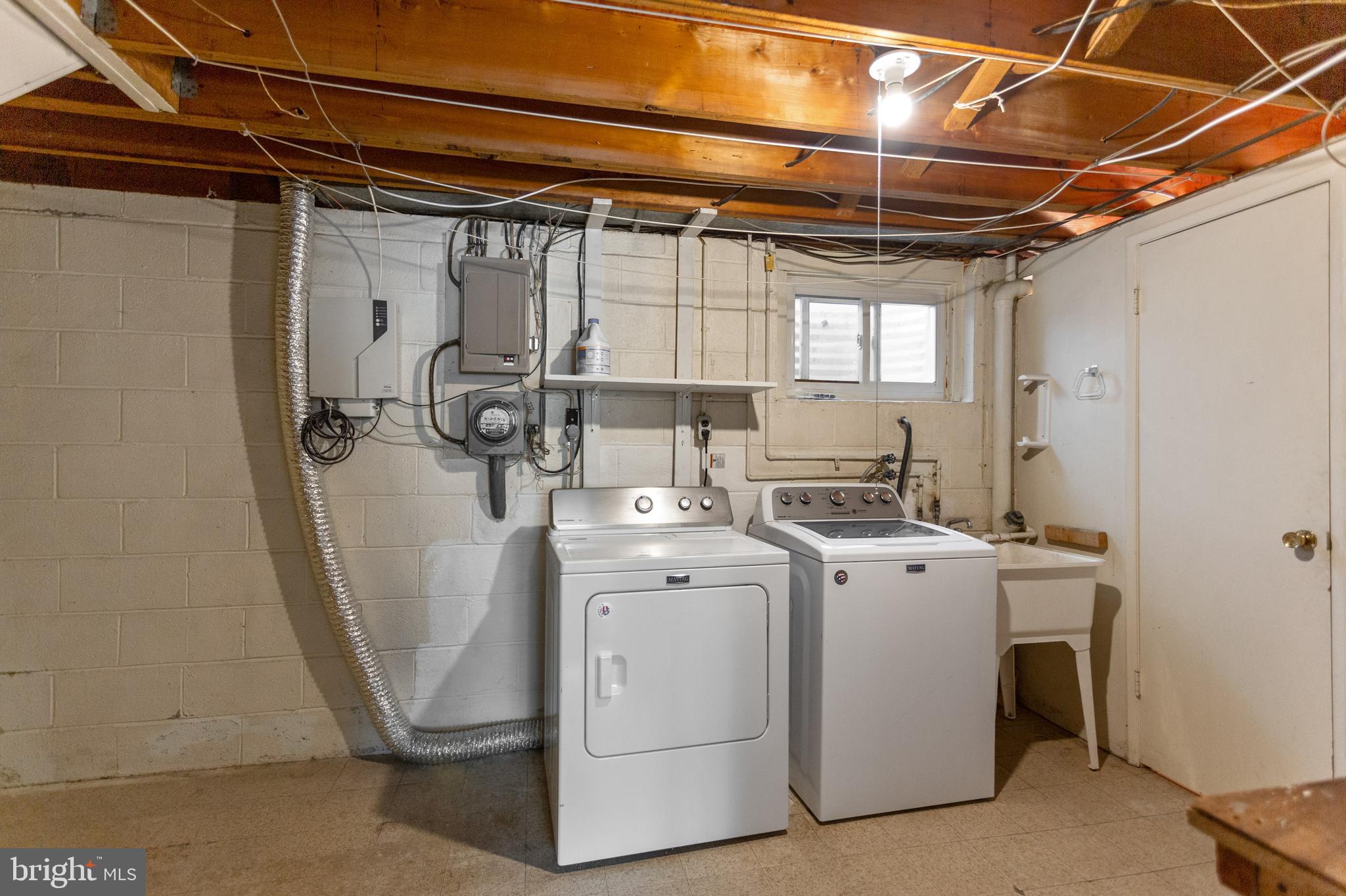 944 Grovehill Road Halethorpe, MD 21227 - Photo 29 of 34 a utility room with dryer and washer