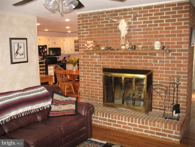 14626 Shirley Bohn Road Mount Airy, MD 21771 - Photo 4 of 10 Living Room