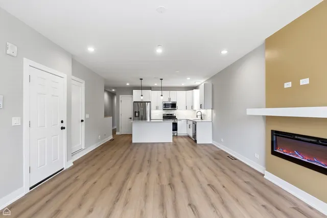 $3,600 | 2718 Budd Street, Unit 1N, River Grove, IL 60171