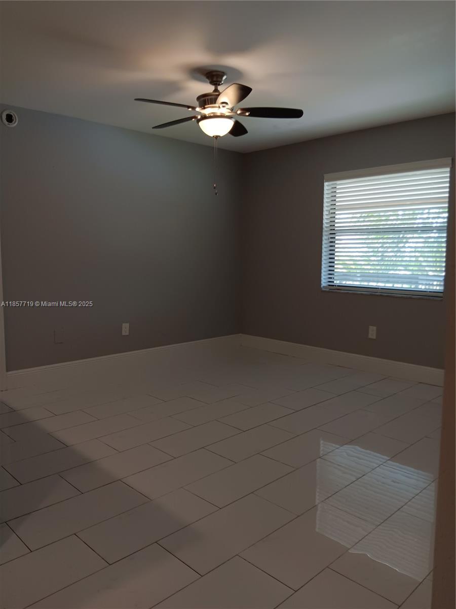6040 Shaker Wood Circle, Unit 208 Tamarac, FL 33319 - Photo 5 of 25 en empty room with a window