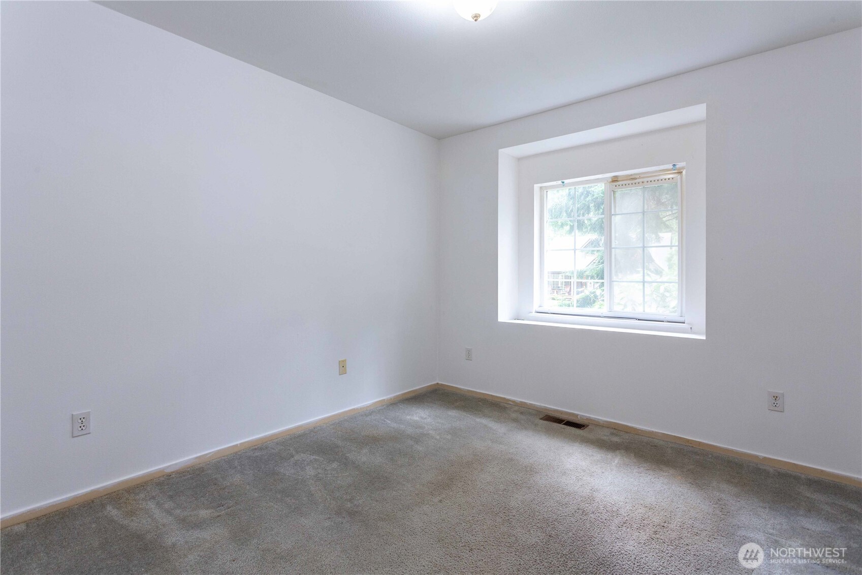 396 Sudden Valley Drive Bellingham, WA 98229 - Photo 22 of 28 an empty room with a window