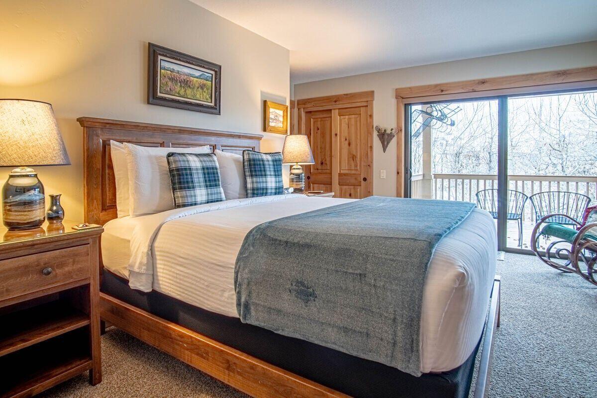 2616 Ridge Lane Sun Valley, ID 83353 - Photo 8 of 15 Master bedroom, deck.