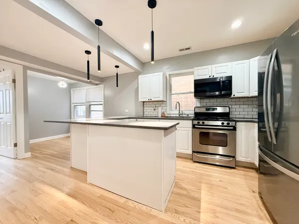 $2,800 | 5307 North Central Avenue, Unit 1, Chicago, IL 60630