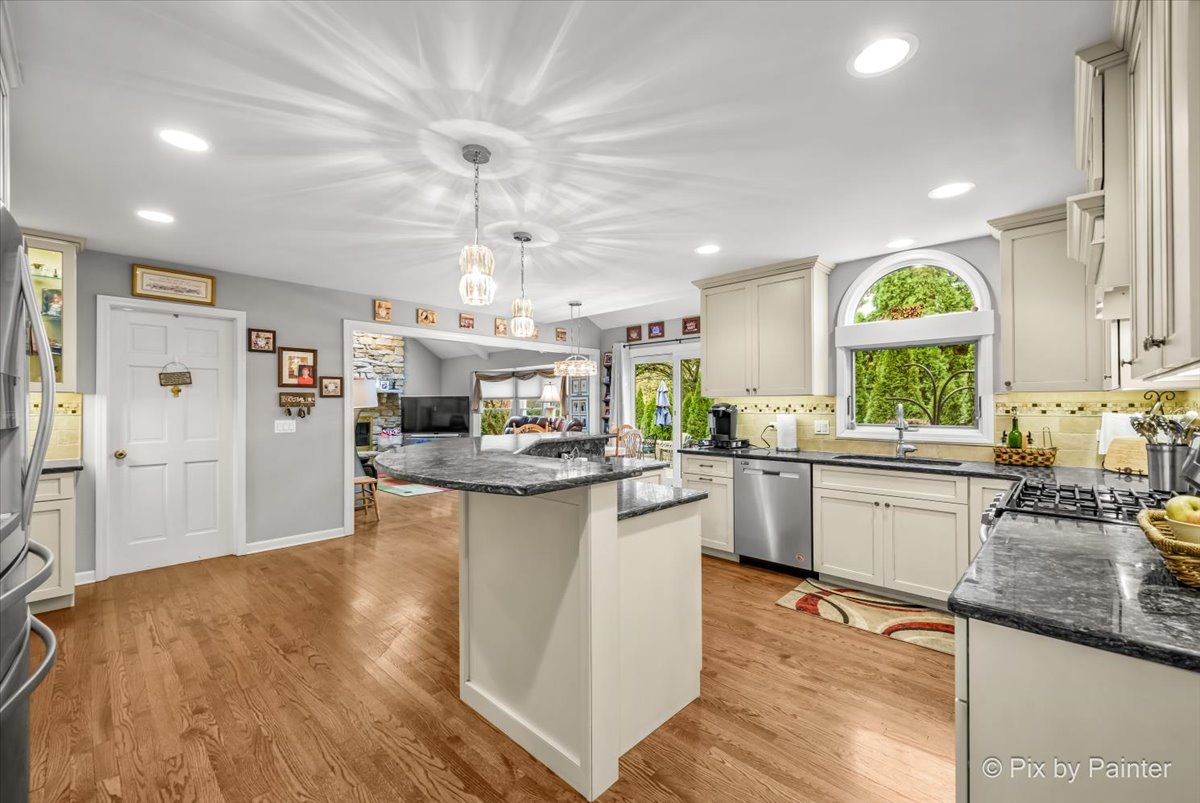 868 Cardiff Road Naperville, IL 60565 - Photo 8 of 45 Gallery Image 8