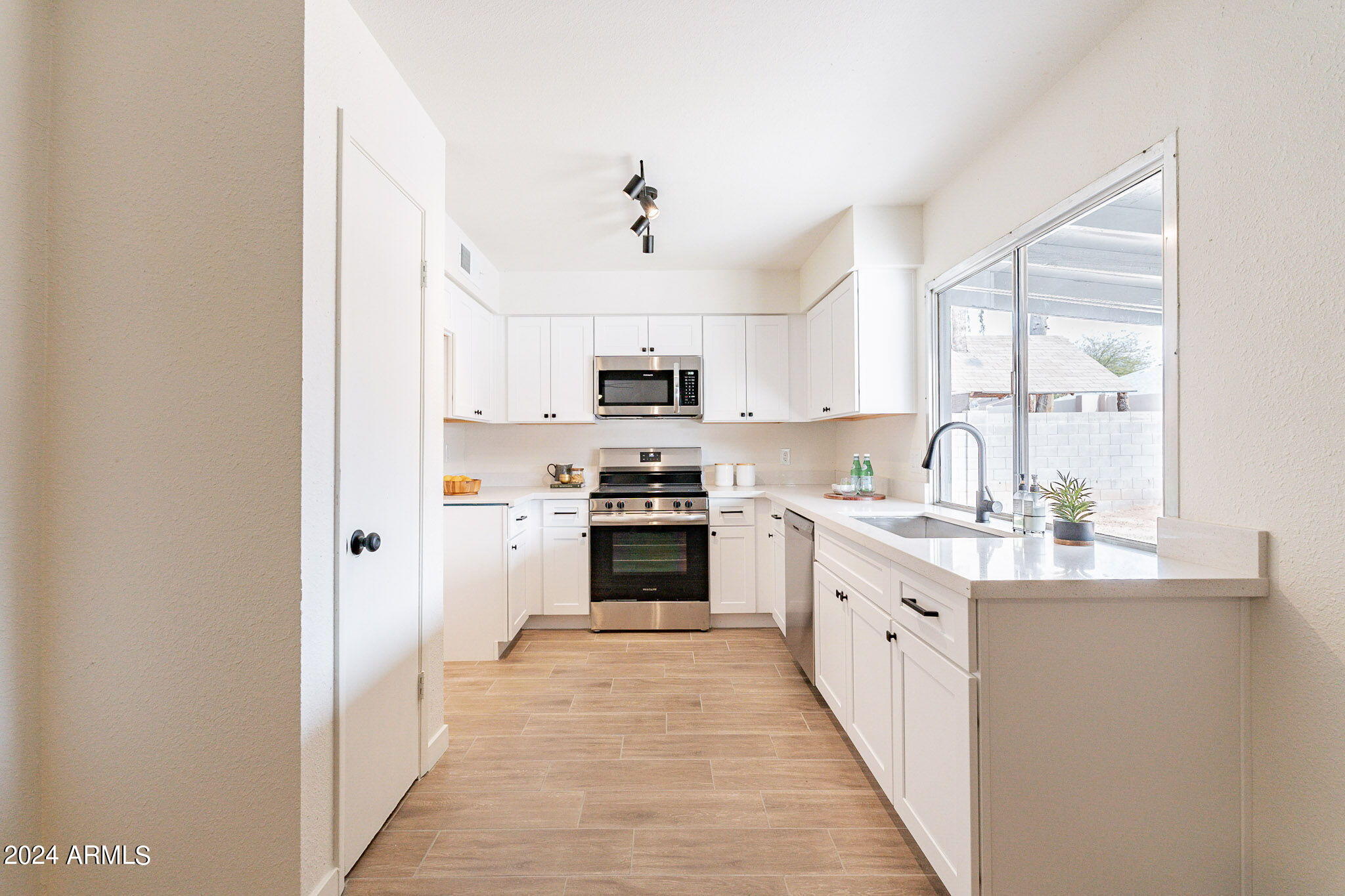 4509 East Pecan Road Phoenix, AZ 85040 - Photo 22 of 43 Kitchen