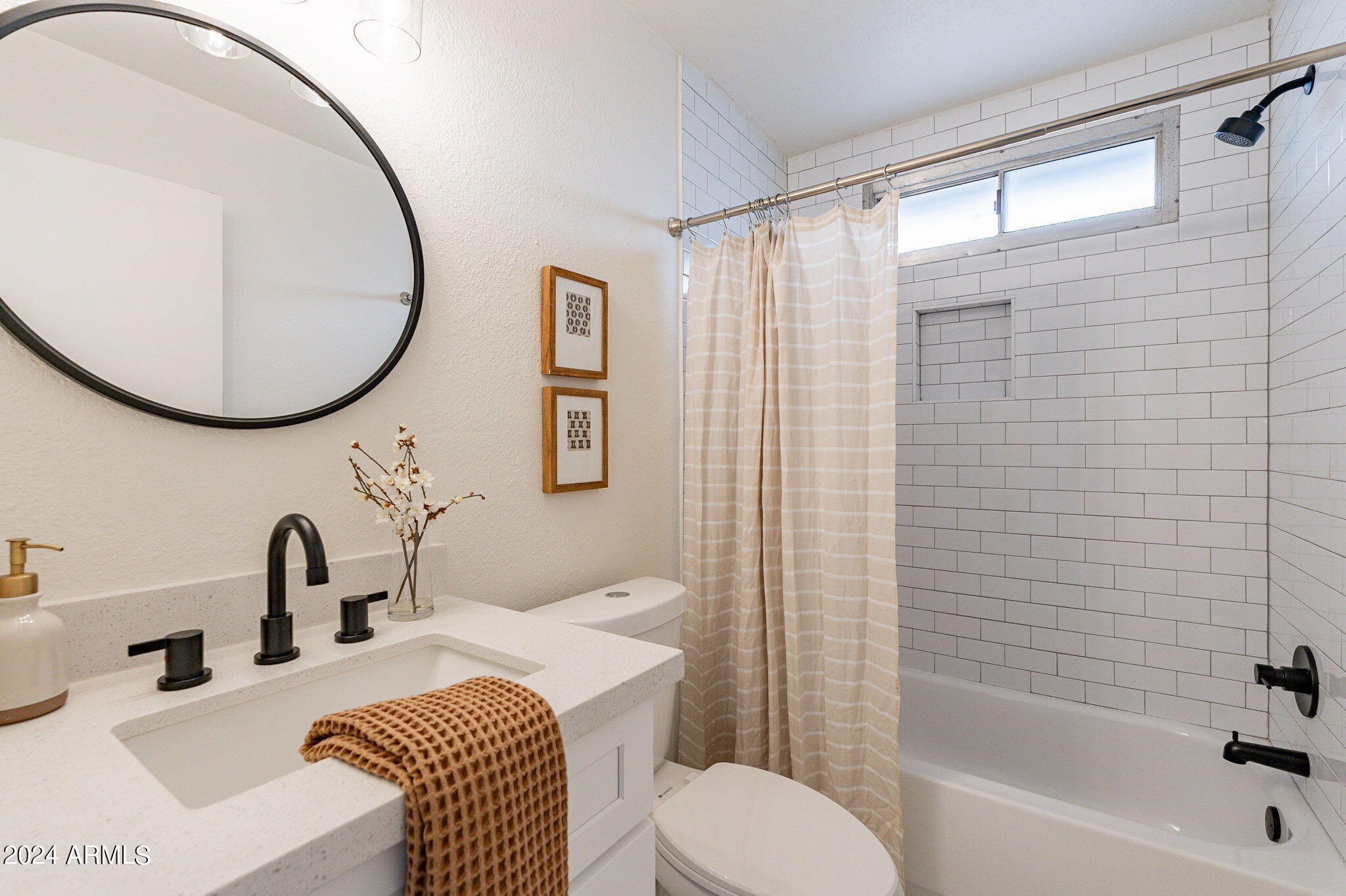 4509 East Pecan Road Phoenix, AZ 85040 - Photo 34 of 43 Full Hallway Bathroom