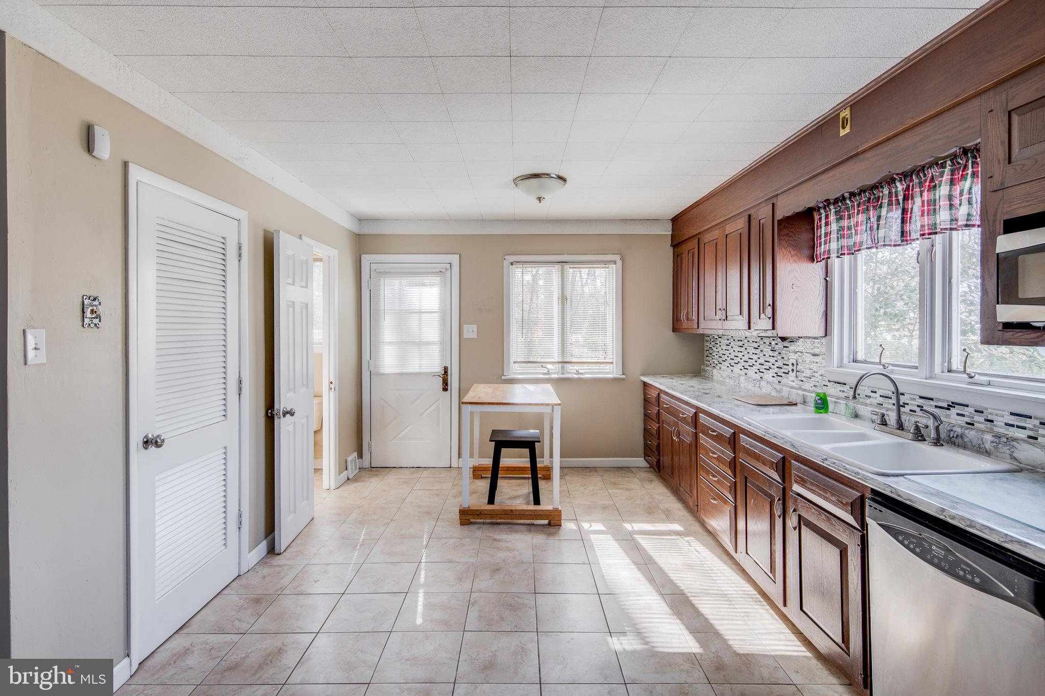 521 Coach Road Turnersville, NJ 08012 - Photo 2 of 15